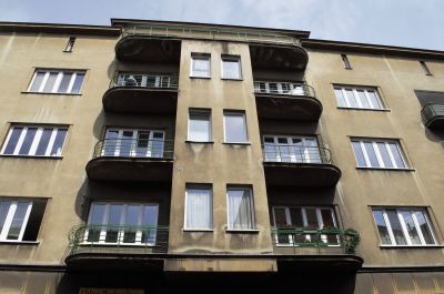 Centralnie usytuowany wykusz "wkomponowany" w opływowe balustrady balkon&oacute;w. Zr&oacute;żnicowany wysokościowo, nadaje on kamienicy cech architektury "okrętowej".  Fot. Ludmiła Łapka z Biura Architekta Miasta UM Rzeszowa